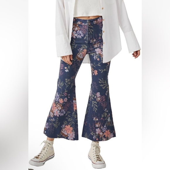 Free People We The Free Youthquake Purple Navy Floral Flare Jeans Cropped 27 - Picture 4 of 13